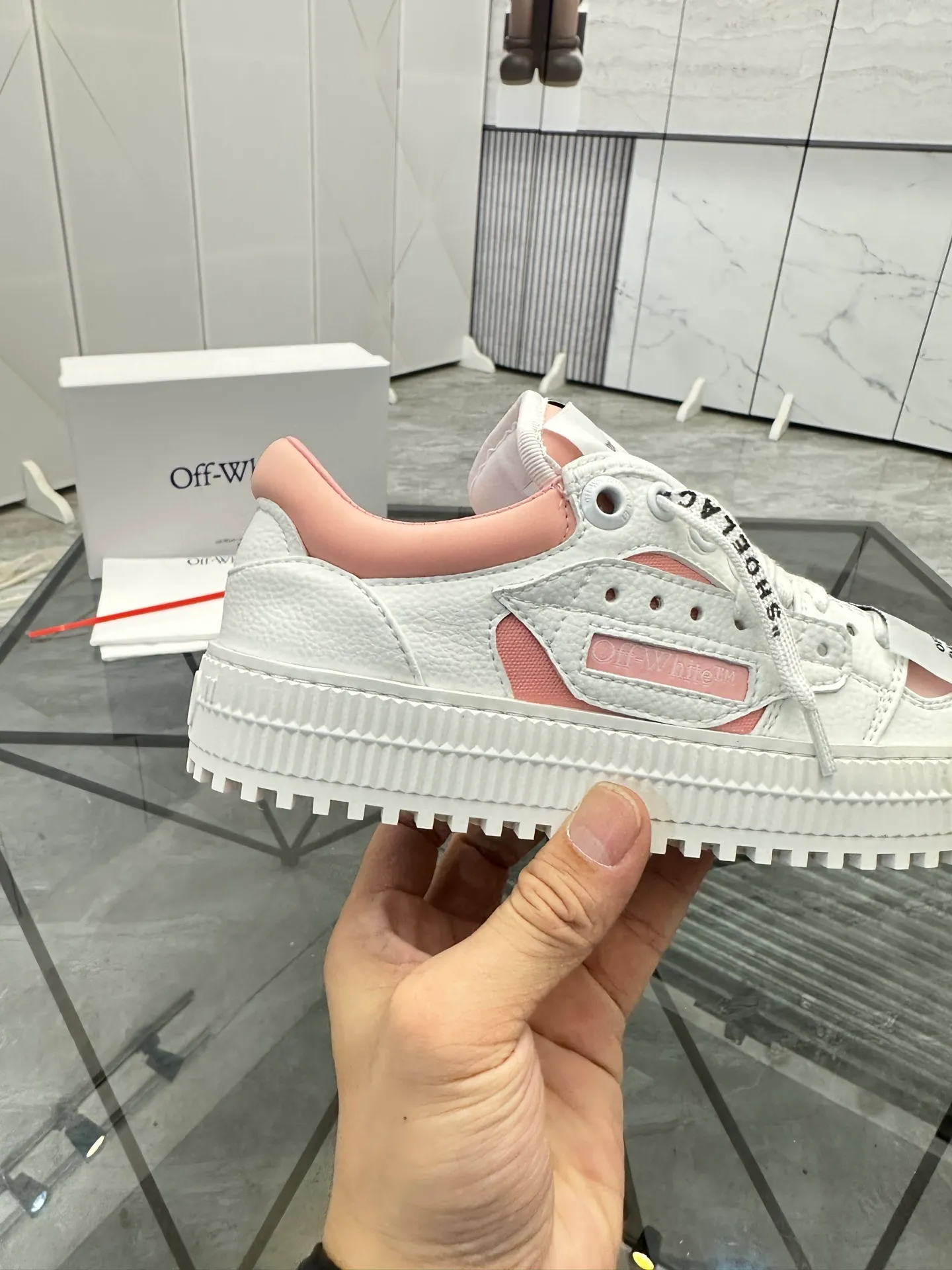 Selling men's shoes 💰: 💰P500¥ High-end top quality Product trademark: OFF WHITE *"OFF WHITE*" low-top casual shoes Regular size: 35-45 (can be customized to 46) Couple style Product materials: Upper imported first-layer cowhide stitched with original fabric, genuine leather lining, original outsole. No.: H203